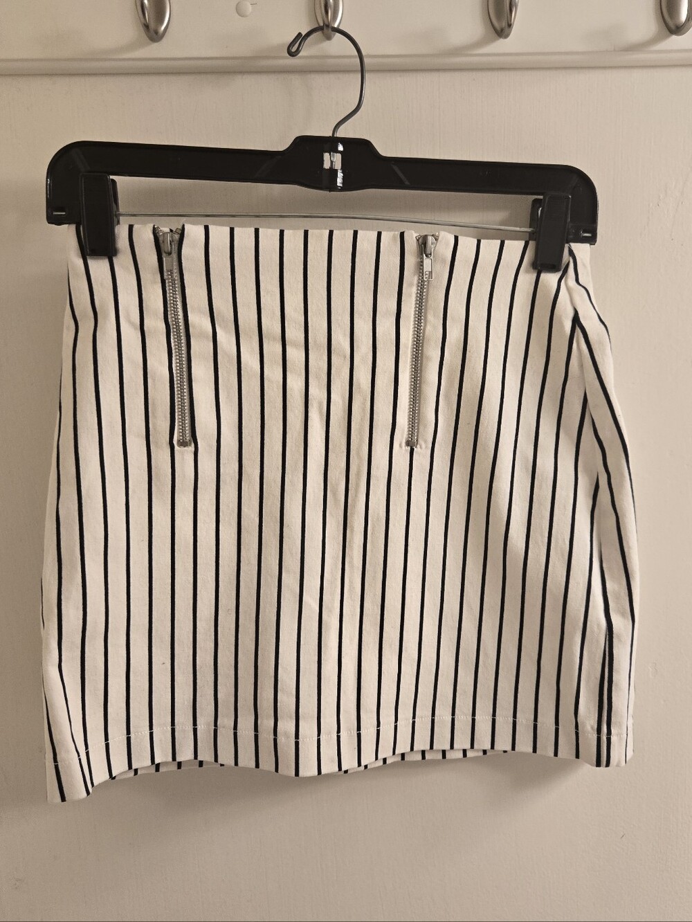 Forever 21 White Mini Skirt with Black Pinstripes and Silver Zippers